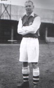 Cliff Bastin in an Arsenal kit